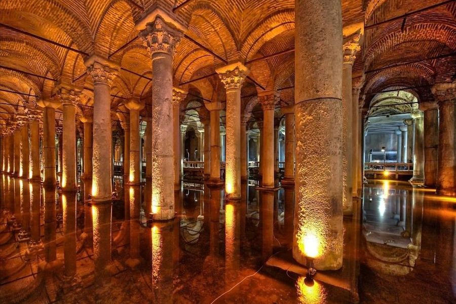 Hagia Sophia, Topkapi Palace, and Basilica Cistern Walking Tour
